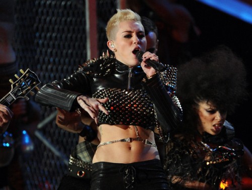 Miley Cyrus bị chỉ trích về thời trang lố lắng 4
