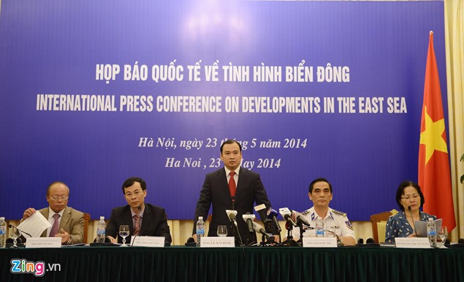 Hình ảnh tại buổi họp báo quốc tế về tình hình Biển Đông chiều 23/5. Ảnh: Anh Tuấn.