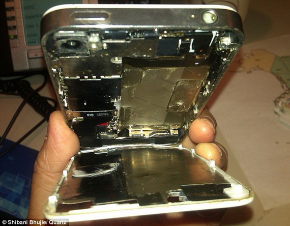 Pin của iPhone 4S bất ngờ bị chảy khiến rò rỉ axit 2
