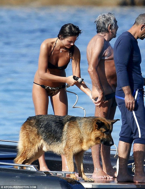 Trùm thời trang 72 tuổi nhờ bạn gái 'kỳ cọ' ngay giữa biển | Roberto Cavalli,ông trùm thời trang,sao hớ hênh,sao lộ mông,sao tình tứ 