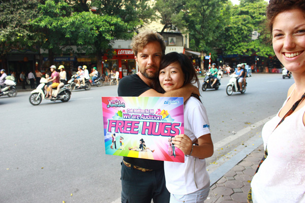 Du khách nước ngoài ấn tượng mạnh với “Ngày hội Free Hugs” 11