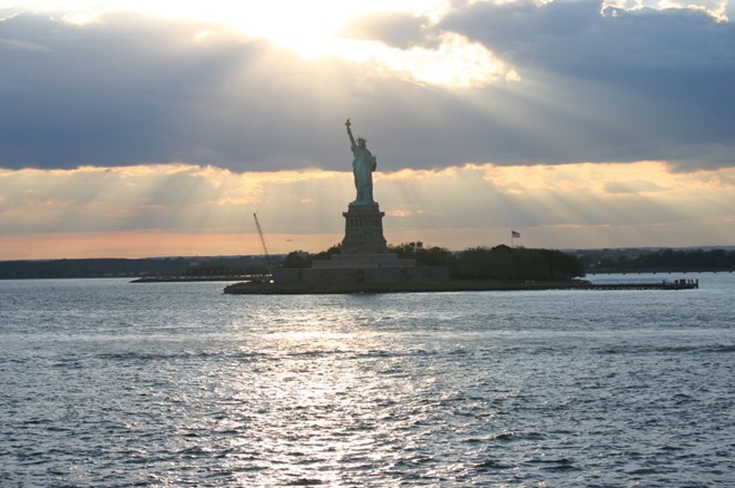 10. Bức tượng trở thành biểu tượng của di dân vào nửa cuối thế kỷ 19, khi 9 triệu người vượt biển vào Mỹ, do tượng Nữ thần Tự Do là điều đầu tiên họ nhìn thấy khi tới Mỹ bằng tàu. Ảnh: Socialphy.