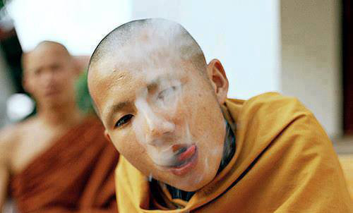 Nhiều nhà sư còn bị chụp ảnh khi đang uống bia, hút thuốc; trái với những quy định lễ giáo nhà Phật.