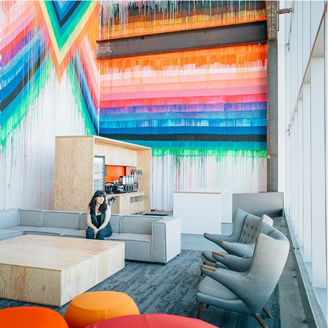 Facebook đã làm việc cùng 15 nghệ sỹ địa phương để mang tới cái nhìn đầy màu sắc cho văn phòng.