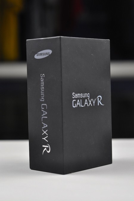 Đập hộp Galaxy R, giá dưới 11 triệu đồng tại Việt Nam