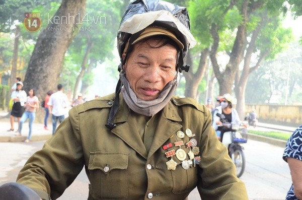 Từ tờ mờ sáng nay, người dân Hà Nội đã đến khóc thương Đại tướng 38