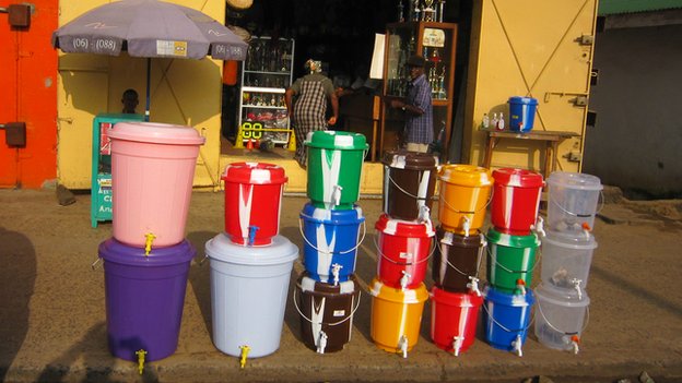Các thùng nhựa được bán rất chạy ở Monrovia, Liberia