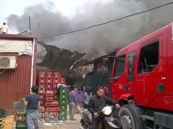 Hà Nội: Cháy lớn tại kho hàng Tết gần cầu Long Biên - phát hiện nhiều pháo hoa lậu 4