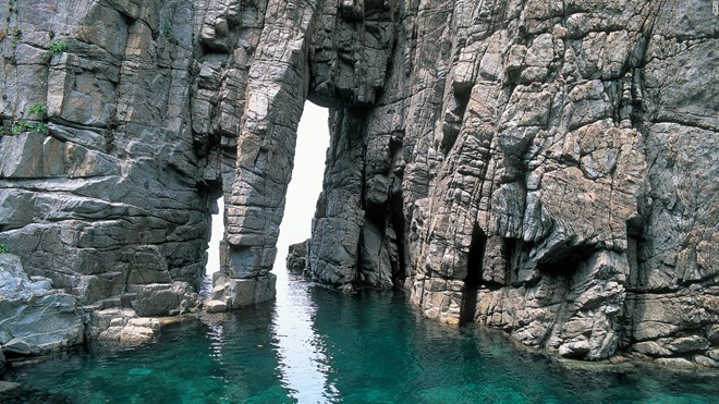 Cổng vòm đá Sotomo (Fukui): Là một trong những điểm đẹp nhất vịnh Wakasa, Cổng Lớn và Cổng Nhỏ của Sotomo được hình thành do sóng biển xô vào vách đá. Chỉ cần cẩn thận một chút là bạn có thể trèo lên Cổng Nhỏ.
