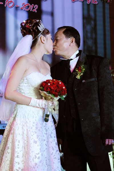 Cô dâu và chú rể nồng nàn trao nhau nụ hôn ngọt ngào trong ngày cưới.