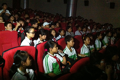 Học sinh trường THCS Cao Xanh xem phim Bí mật thảm đỏ tại rạp Phương Nam