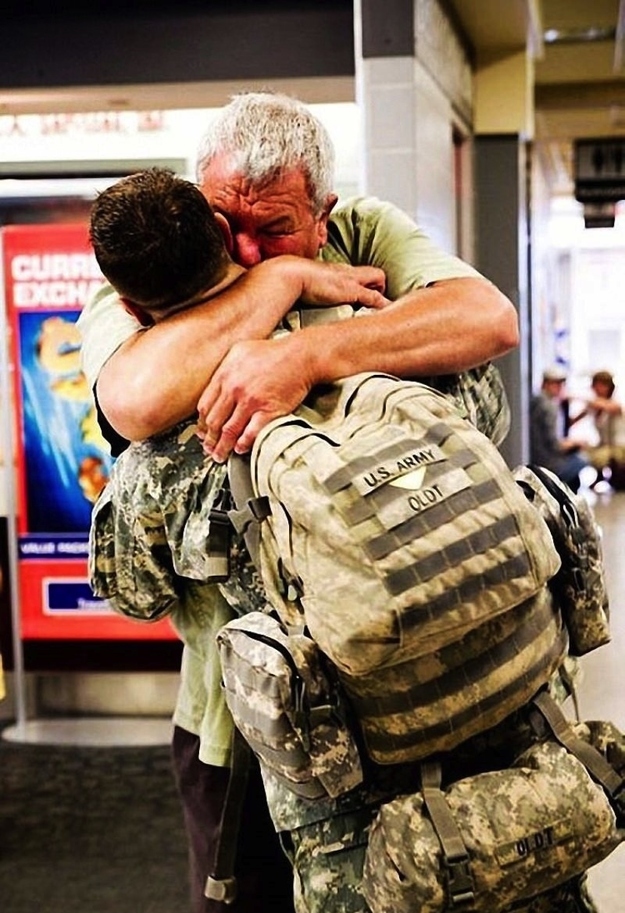      Một binh lính được đoàn tụ với cha mình sau khi trở về từ chiến trường
