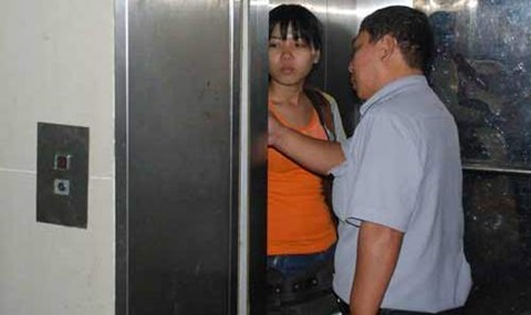 Thủ đoạn cướp mới trong thang máy