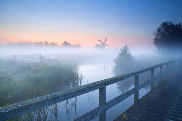 Vùng đất Groningen ở phía bắc của Hà Lan với các đầm lầy bị biển xâm lẫn và những cối xay gió nổi tiếng.