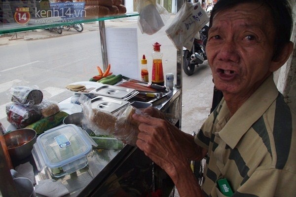 Những xe bánh mì đặc biệt của người nghèo, người muốn hoàn lương giữa Sài Gòn 8