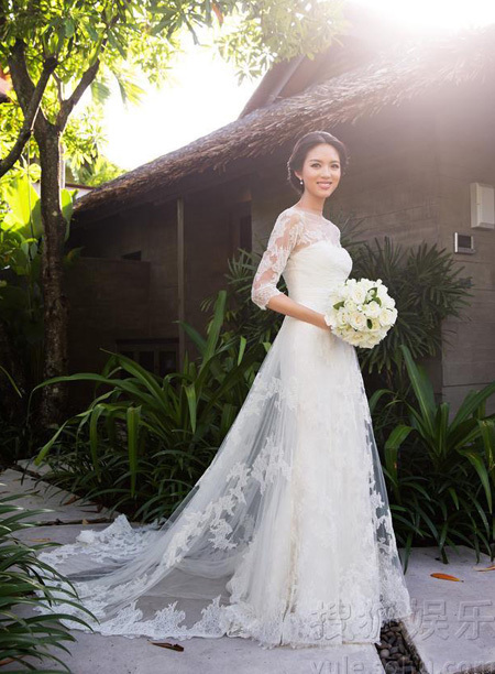 Váy cưới Trương Tử Lâm chọn là của thương hiệu thời trang Tây Ban Nha La sposa, cô viết: Vì là đám cưới ở biển, chiếc váy này nhẹ nhàng bay bổng rất phù hợp.