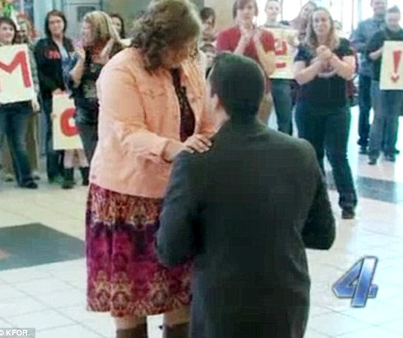 Nàng ú quỳ gối cầu hôn bạn trai tại sân bay