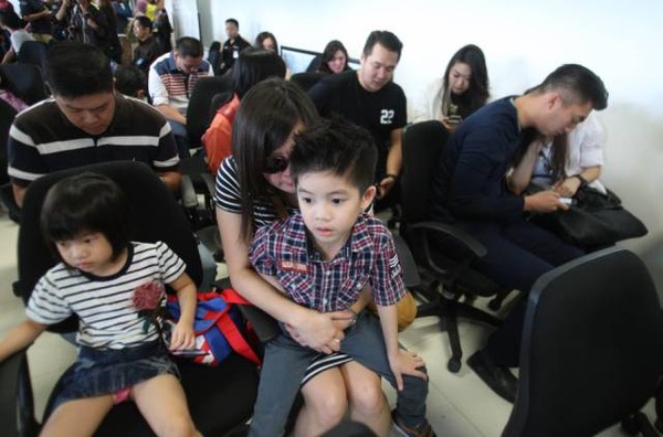 Người thân khóc ngất khi chờ đợi tin tức từ chuyến bay AirAsia mất tích 10