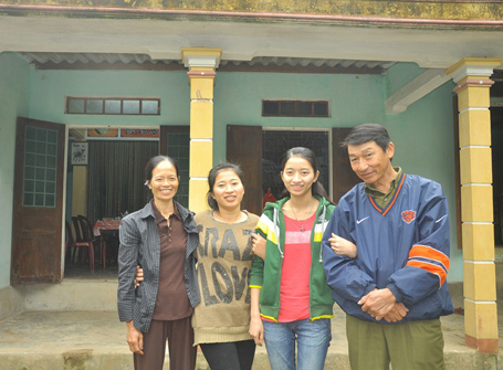 Thiên Thủy chụp ảnh cùng bố mẹ và chị.