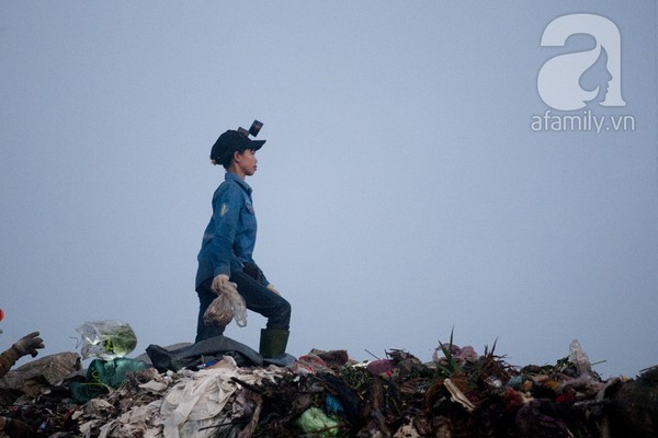 Bãi rác 4.000 tấn ở Nam Sơn: &quot;Cánh đồng bội thu&quot; của những người khốn khổ 17