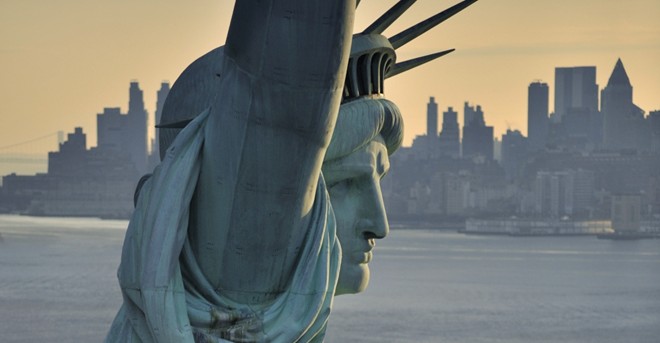 7. Theo từ điển bách khoa về tượng Nữ thần Tự Do, bức tượng còn có rất nhiều tên như “Cô gái của mọi người, Tự do của nước Mỹ, Con gái của Bartholdi, Nữ thần khổng lồ, Nữ thần màu xanh, Quý cô hải cảng, Quý cô cầm đuốc, Mẹ Tự do, Linh hồn của nước Mỹ độc lập”... Tên thật của món quà nổi tiếng này là “Tự do thắp sáng thế giới” (Liberty Enlightening the World). Ảnh: History.