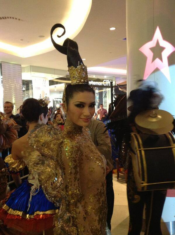 Thí sinh Miss Universe 2013 lộng lẫy trong đêm trình diễn trang phục Dân tộc 23