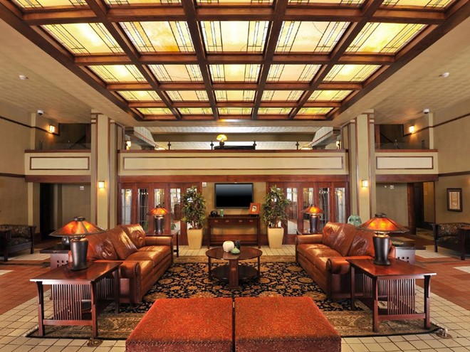 Ở trong khách sạn do Frank Lloyd Wright thiết kế tại Iowa: Được xây dựng vào năm 1910 để phục vụ giới nhà giàu, Historic Park Inn là khách sạn duy nhất trong số 6 khách sạn của Frank Lloyd Wright còn mở cửa đón khách. 
