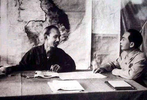 Chủ tịch Hồ Chí Minh và Đại tướng Võ Nguyên Giáp bàn kế hoạch tác chiến Chiến dịch Điện Biên Phủ (1954).