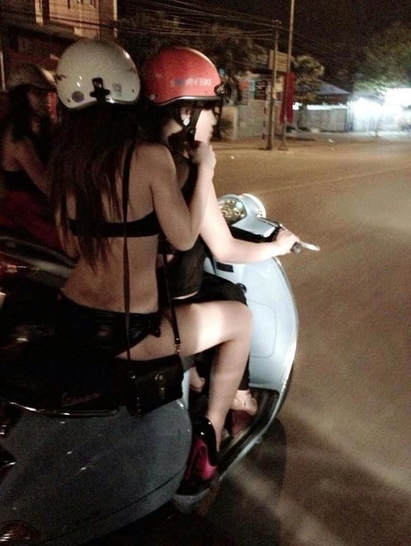 Sốc với thiếu nữ Việt mặc... đồ lót ra phố 1