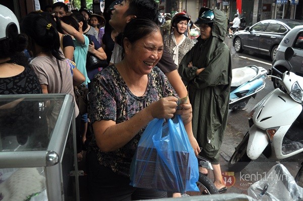 Tắc cả đường vì dòng người đội mưa xếp hàng mua bánh trung thu hot nhất Hà Nội 20