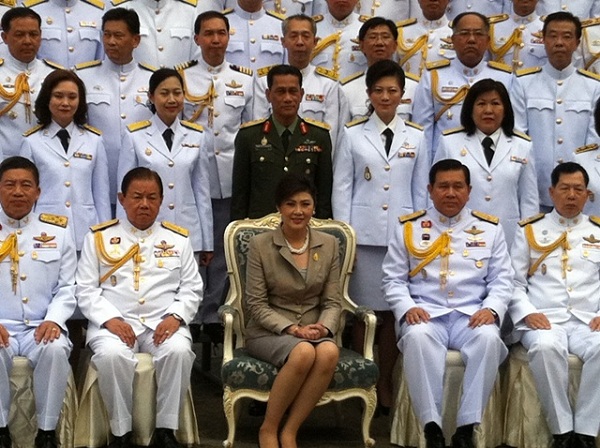 &#9;Thủ tướng Thái Lan chụp ảnh chung với giảng viên và học viên tại Đại học Quốc phòng quốc gia.