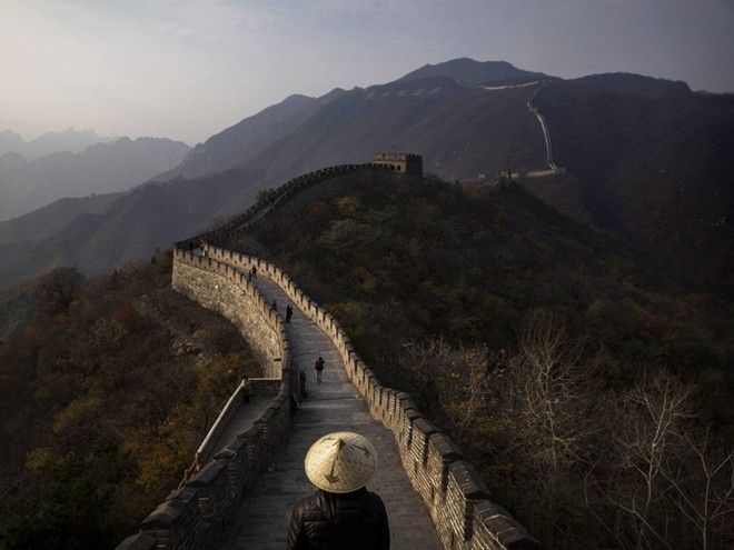 Vạn Lý Trường Thành, Trung Quốc: Công trình nhân tạo lớn nhất thế giới đã tồn tại hơn 2000 năm qua. Tuy nhiên, gần hai phần ba của bức tường đã bị hư hại hoặc phá hủy. Hiện tượng xói mòn có thể biến Vạn Lý Trường Thành thành một đống đổ nát trong vòng 20 năm tới.