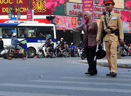 CSGT Hà Nội giúp đỡ người già sang đường. 