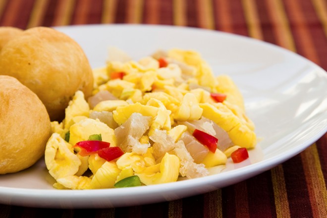 Phần màu vàng được dùng để làm món đặc sản của Jamaica – hạt Ackee và cá kho mặn.