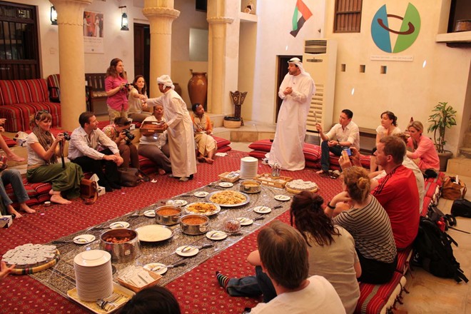 Ảnh: Trải nghiệm đa văn hóa: Tại thành phố này, không có gì lạ khi 10 người ngồi cùng một bàn ăn đến từ 10 nền văn hóa khác nhau. Dubai cho bạn cơ hội gặp gỡ những người có tôn giáo và nền tảng xã hội khác biệt, giúp bạn mở rộng tầm nhìn và trở nên cởi mở hơn. Bạn sẽ có khả năng thích ứng nhanh hơn, học được điều gì là quan trọng, học cách tôn trọng các giá trị và quan điểm khác nhau. 
