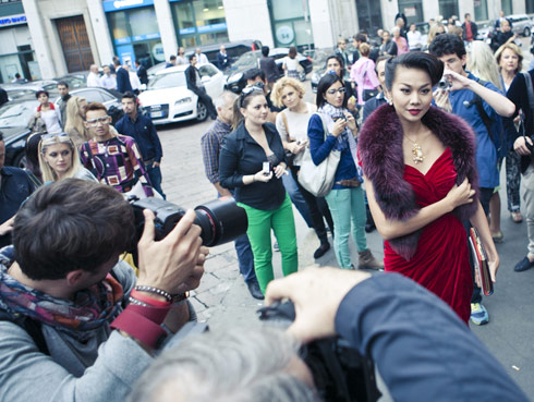 18h (giờ Việt Nam) ngày 23/9, vedette làng thời trang Việt xuất hiện tại sự kiện thời trang uy tín của trung tâm thời trang Milan, Italy