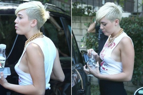 Miley Cyrus bị chỉ trích về thời trang lố lắng 14