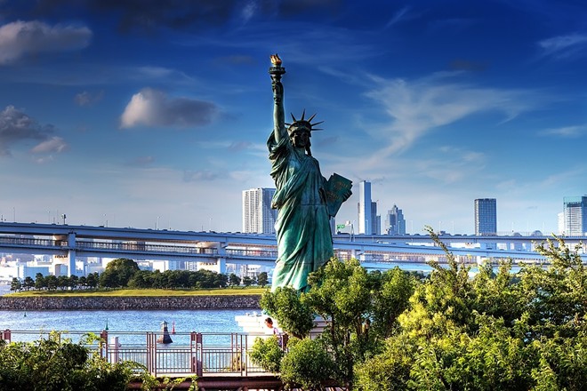 9. Tượng Nữ thần Tự Do là món quà nước Pháp dành tặng Mỹ vào năm 1886. 300 mảnh đồng của bức tượng được chuyển tới Mỹ trên tàu Isere của Pháp. Con tàu đã suýt chìm xuống lòng biển do một trận bão lớn trên đường đi. Ảnh: 