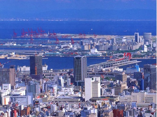 Kobe, Nhật Bản: Là thành phố lớn thứ 6 ở Nhật, Kobe có hệ thống thu gom, xử lý và tái chế rác thải rất hiện đại. Thành phố tuân thủ hướng dẫn của tổ chức y tế thế giới WHO về chất lượng nước uống để đảm bảo mọi vòi nước đều đảm bảo yêu cầu. Kobe còn có hệ thống giao thông sạch nhất Nhật Bản với các loại phương tiện giao thông công cộng đa dạng.