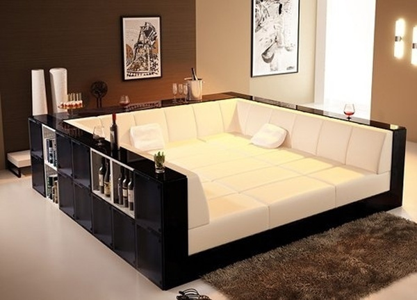 Sự kết hợp hoàn hảo hai màu trắng đen. Chiếc sofa này không chỉ để nghỉ ngơi mà còn được thiết kế như một tủ rượu đẹp mắt.