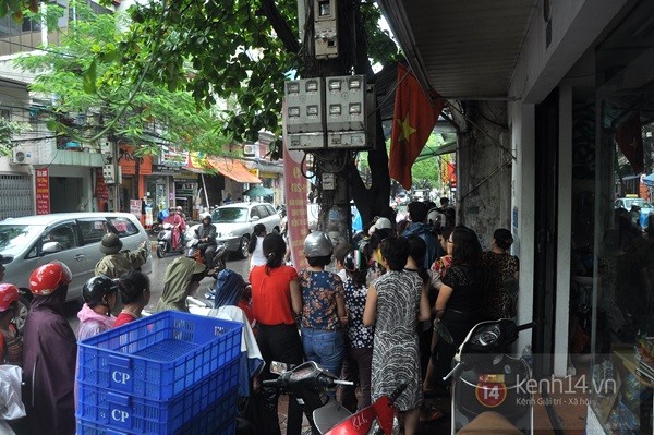 Tắc cả đường vì dòng người đội mưa xếp hàng mua bánh trung thu hot nhất Hà Nội 9