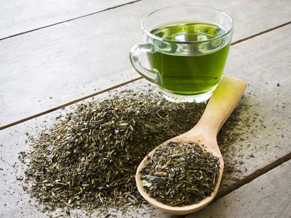 Trà xanh: Trà xanh rất giàu chất chống oxy hóa, uống trà xanh giúp bạn loại bỏ được một lượng cholesterol xấu trong cơ thể. Ngoài ra, trà xanh còn giúp bạn tăng cường các chức năng trong cơ thể, làm giảm mệt mỏi và giúp bạn thư giãn.