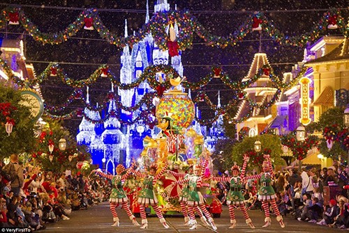 Lễ hội chào đón Giáng sinh sôi động tại Walt Disney World, bang Florida, Mỹ.