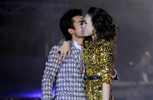 Ya Suy hôn Mỹ Tâm trong tiết mục Tình về nơi đâu ở đêm trao giải Vietnam Idol 2012