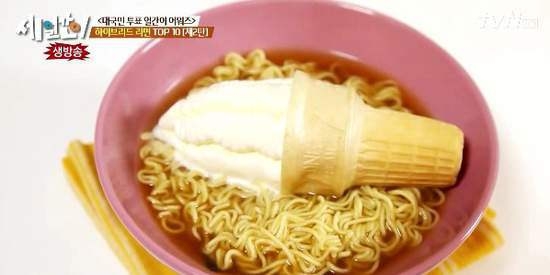 Kỳ quặc món mì ăn liền trộn kem ốc quế ở Hàn Quốc 1