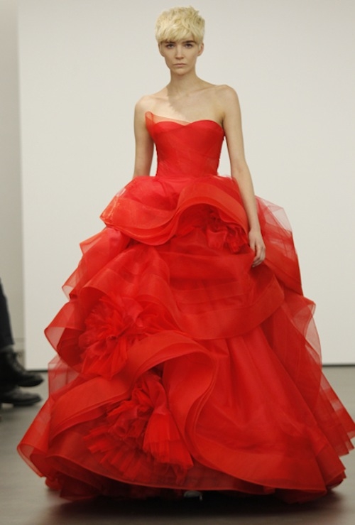 Vera Wang &quot;gây sốt&quot; với váy cưới đỏ