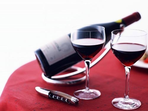 Rượu vang đỏ. Các nhà nghiên cứu cho rằng rượu vang đỏ có chứa tyramine, chất phytochemical được gọi là phenol, mới là những nguyên nhân thực sự gây ra nhức đầu.