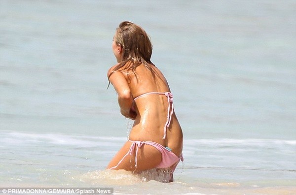 Nữ diễn viên Anh bị tụt bikini khi chụp ảnh 4