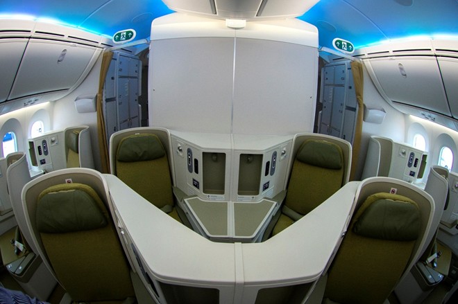Sử dụng các vật liệu mới với màu sắc và thiết kế hiện đại, cabin tàu bay Boeing 787-9 tạo cho hành khách cảm giác như đang ở trong một khách sạn 5 sao di động.