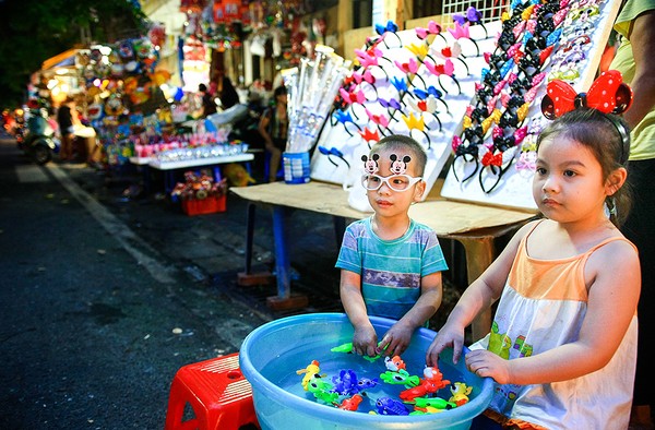 Thị trường đồ chơi Trung thu: Hàng nội đắt như tôm tươi, hàng ngoại &quot;bật bãi&quot; 10